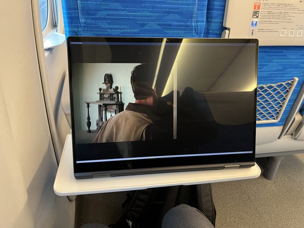 LG gram pro 2 in 1 16新幹線での映画視聴に便利