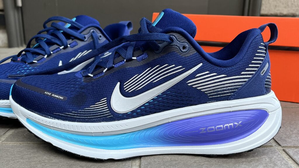 Nike ボメロ18 側面