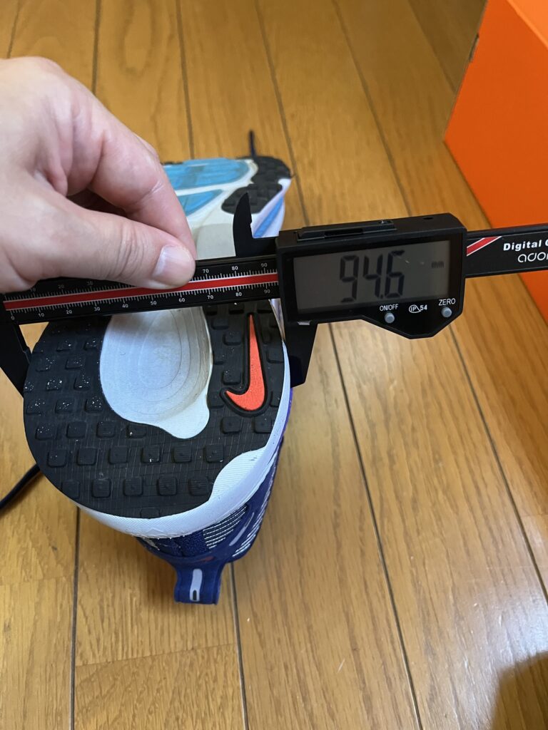 Nike ボメロ18かかと部の幅