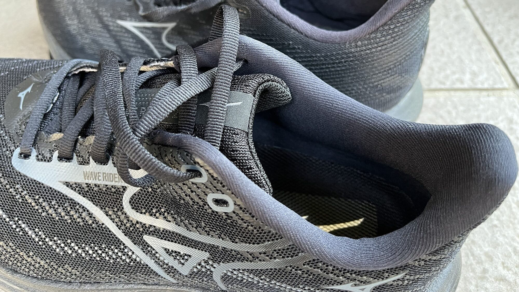 Mizuno ウェーブライダー29 履き口