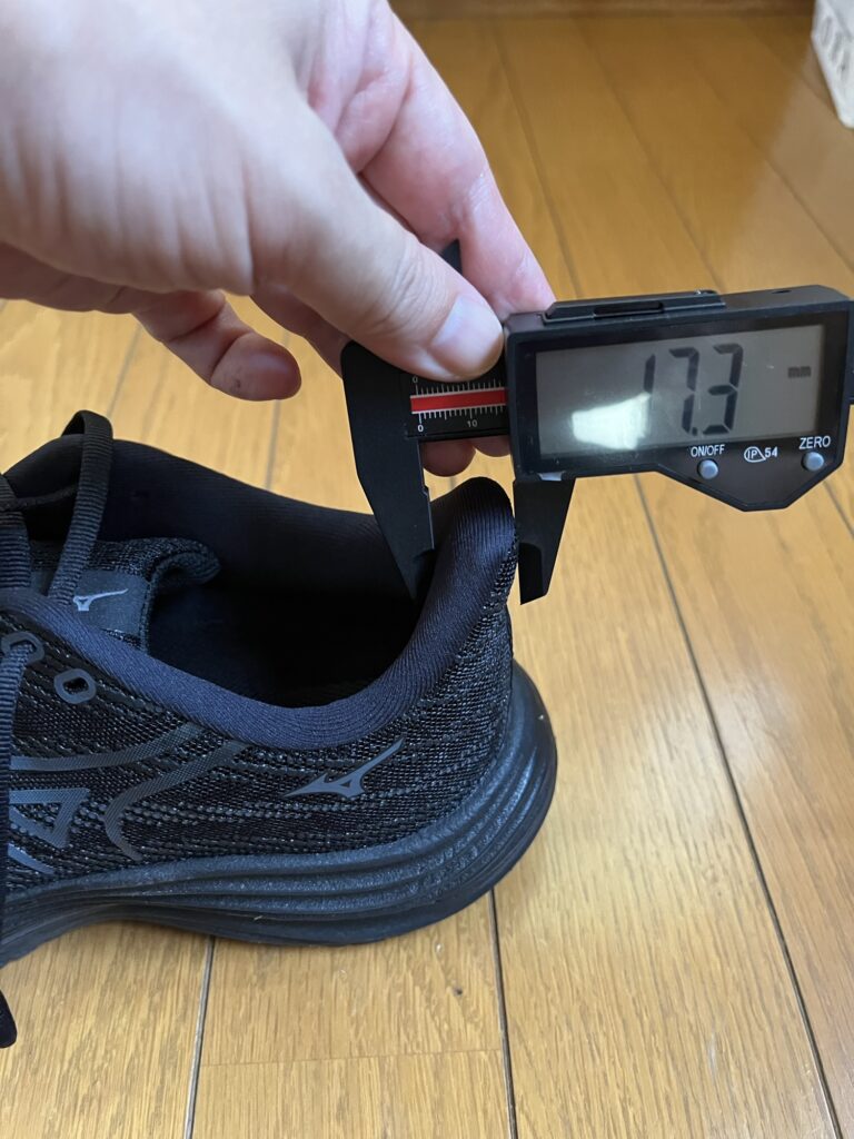 Mizuno ウェーブライダー29 履き口ヒール厚み