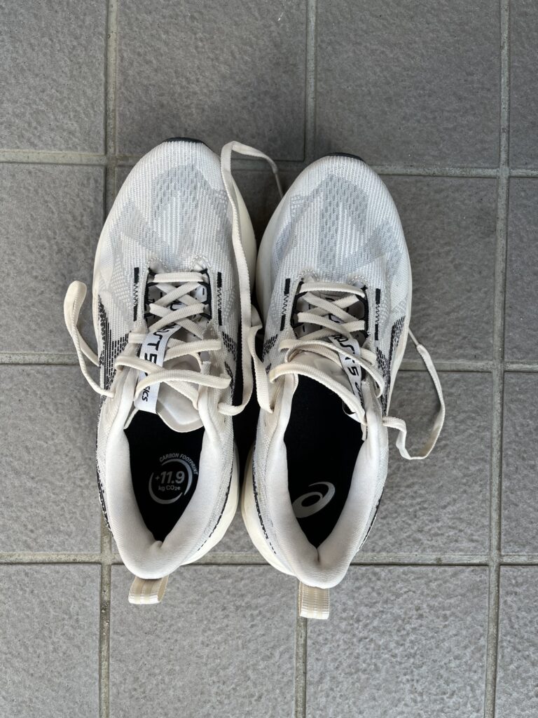 アシックスノヴァブラスト5の履き口をレビューする写真