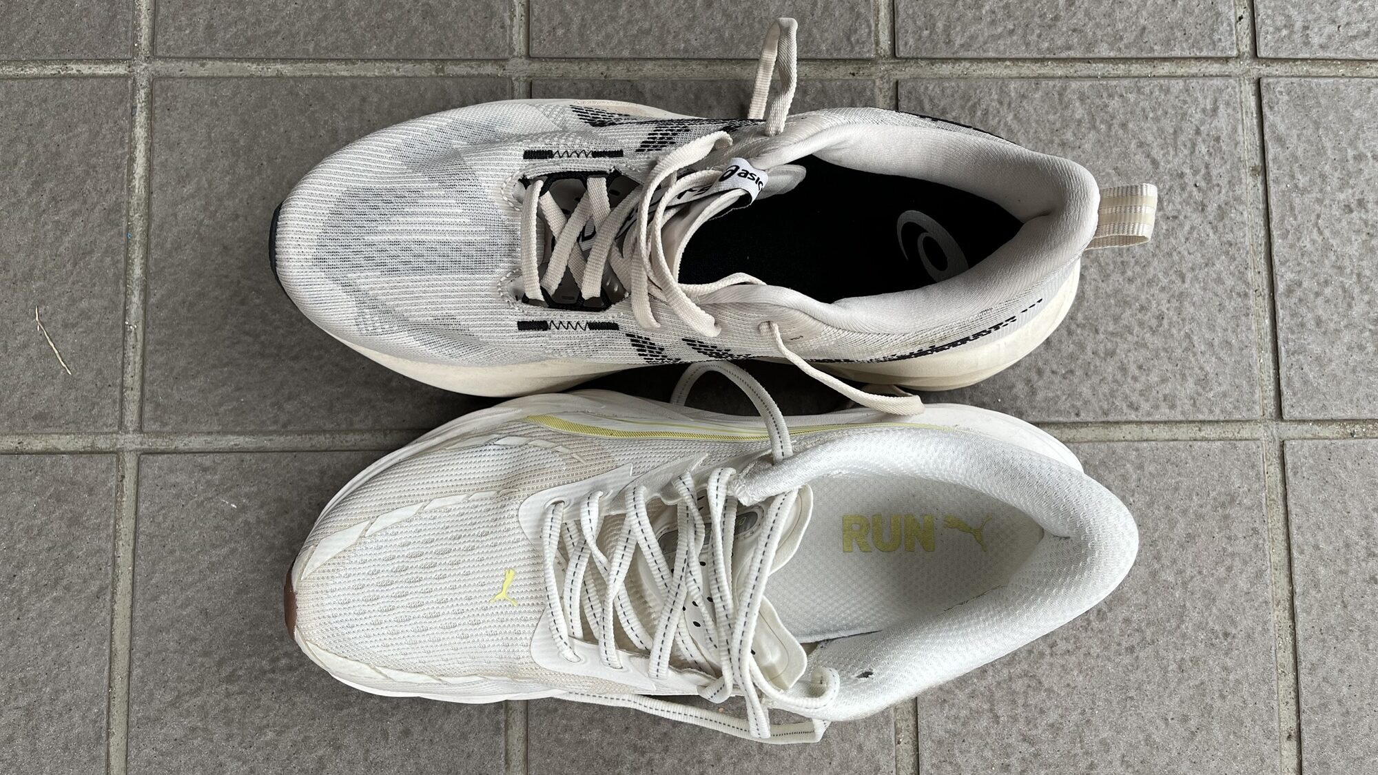 アシックスノヴァブラスト5vsプーマヴェロシティニトロ4徹底比較レビューの写真上から見たところ