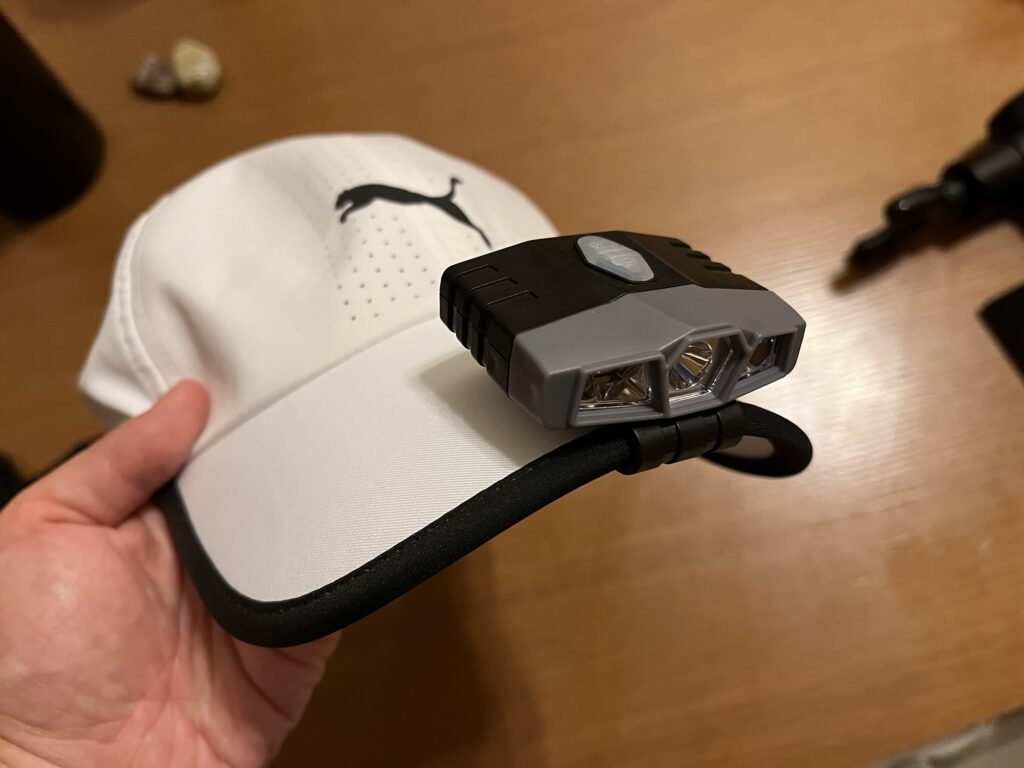 無名のキャップライト使ってみた。キャップに装着したところ。