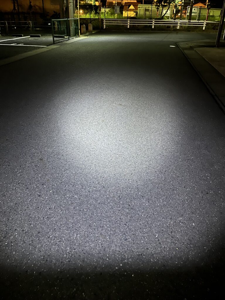 無名のキャップライト　足元は十分明るい