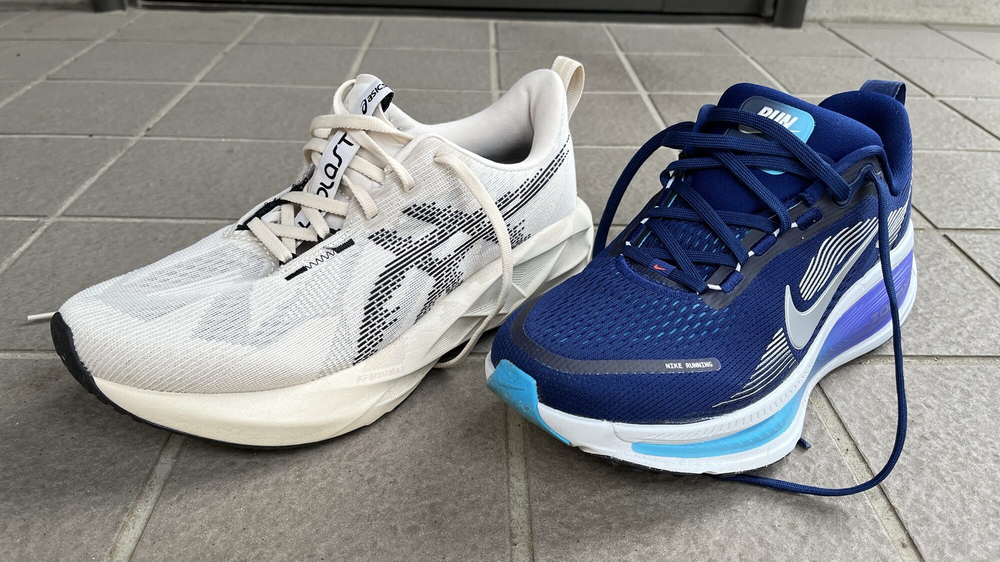 アシックスノヴァブラスト5とナイキボメロ18を徹底比較　前から見たところ