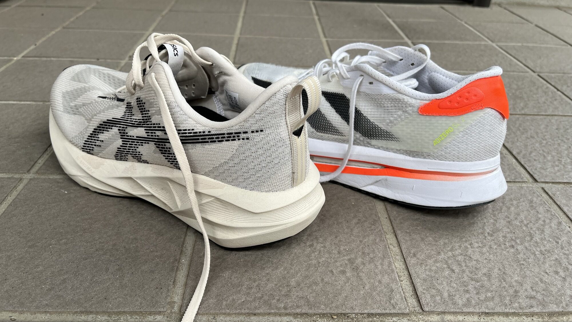 アシックスノヴァブラスト5とアディダスアディゼロSL2徹底比較レビューかかとから見た写真