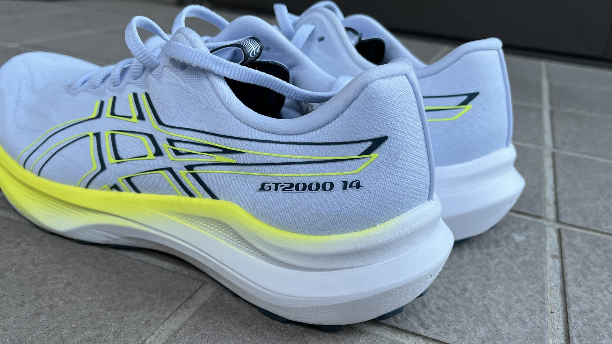 アシックス　GT-2000 14レビュー　後ろから見た画像