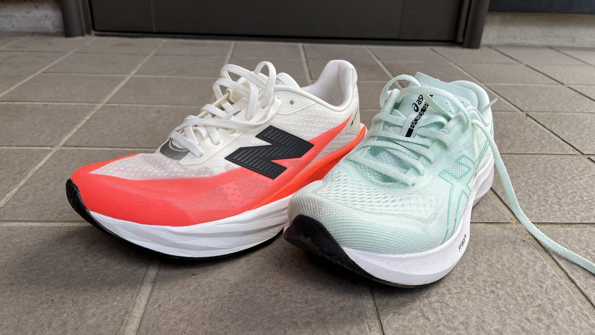 New Balance FuelCell Rebel v5 vs アシックス エボライドスピード3 徹底比較レビュー正面から見た写真