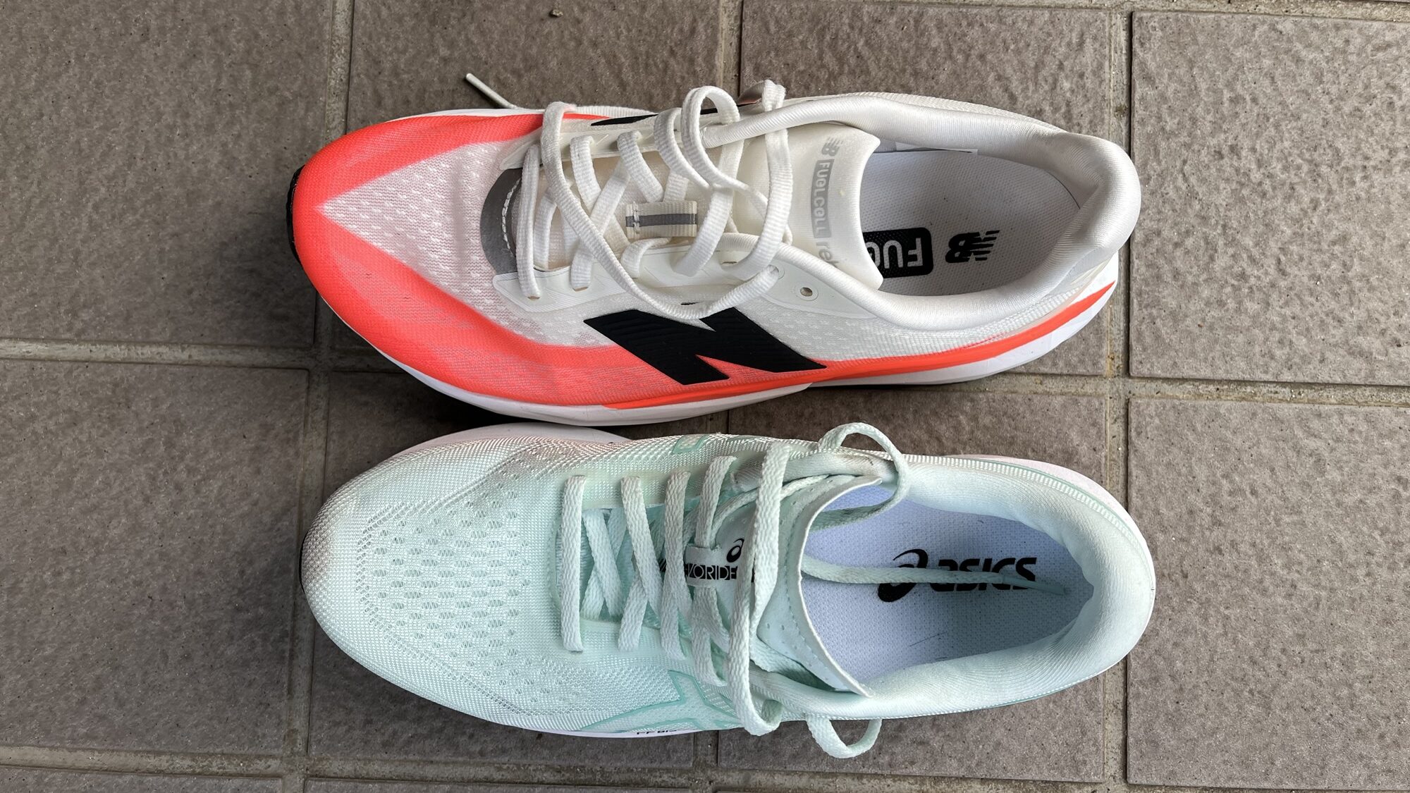 New Balance FuelCell Rebel v5 vs アシックス エボライドスピード3 徹底比較レビュー上から見た写真