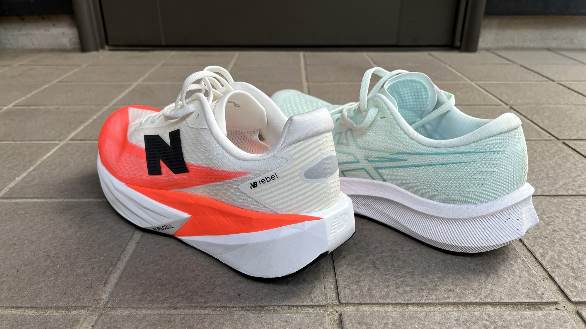 New Balance FuelCell Rebel v5 vs アシックス エボ 徹底比較レビューかかとから見た写真