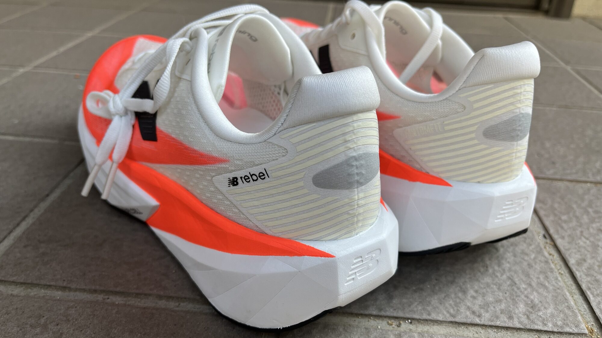 New Balance FuelCell Rebel v5レビュー後ろから見た写真