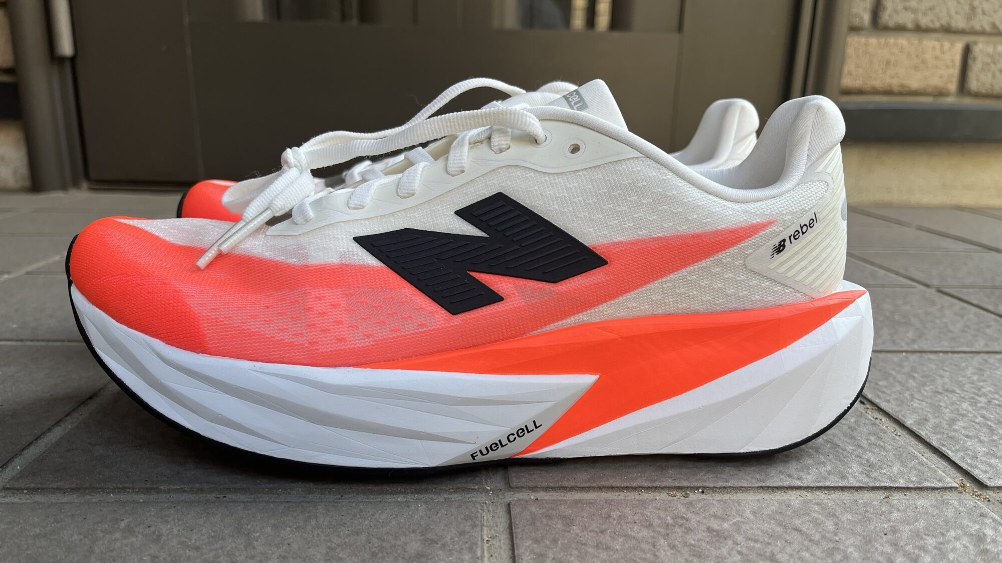 New Balance FuelCell Rebel v5 レビュー外観横から見た写真1