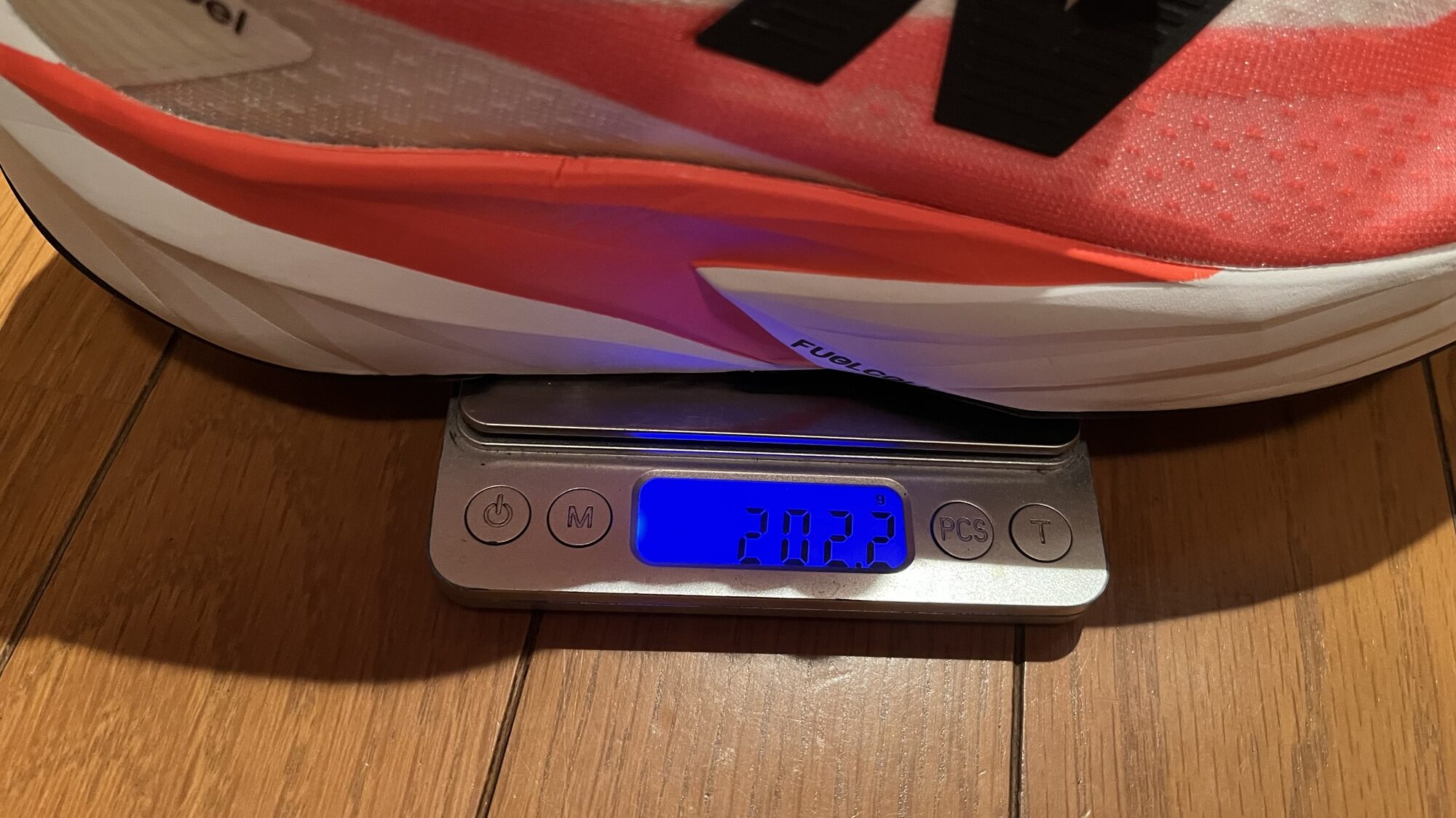 New Balance FuelCell Rebel v5レビュー重さの写真