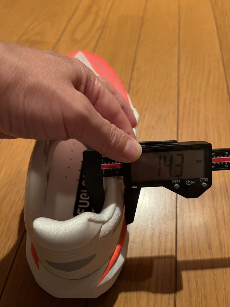 New Balance FuelCell Rebel v5履き口周りのサイドクッションのレビュー写真