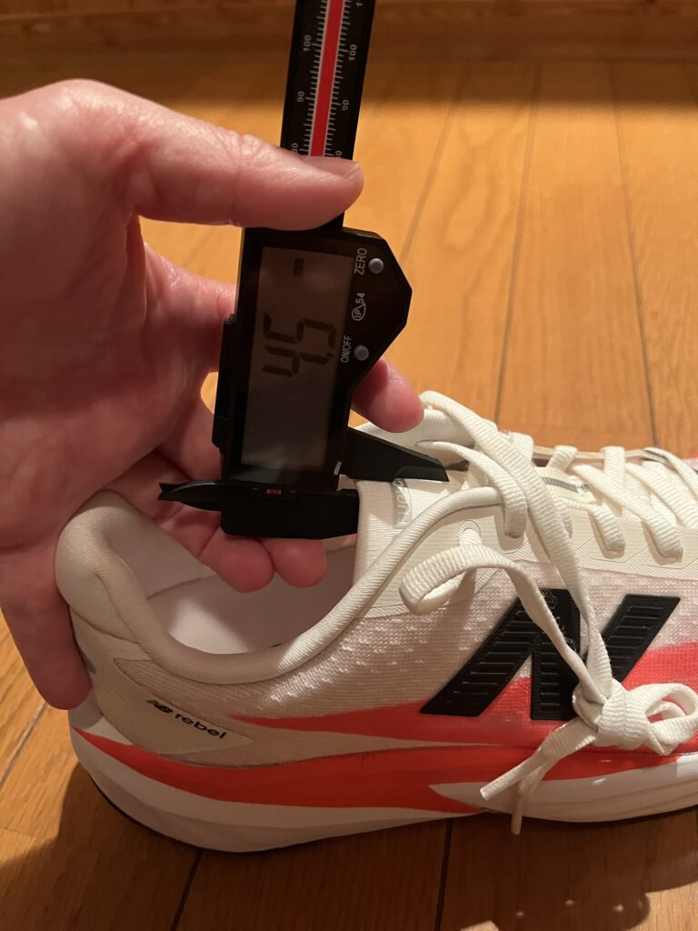 New Balance FuelCell Rebel v5履き口周りのシュータンのレビュー写真