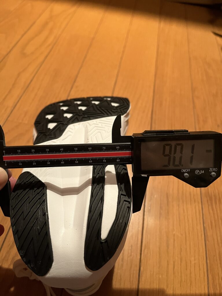New Balance FuelCell Rebel v5 かかと部の幅写真