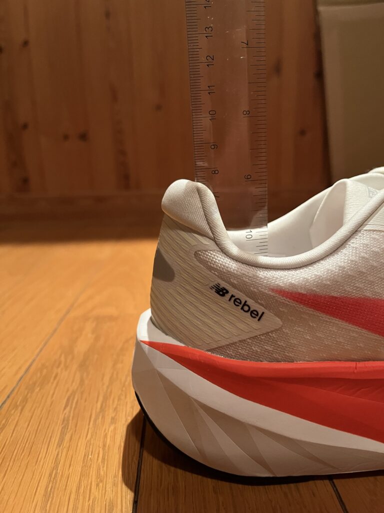 New Balance FuelCell Rebel v5履き口周りの踵の高さのレビュー写真