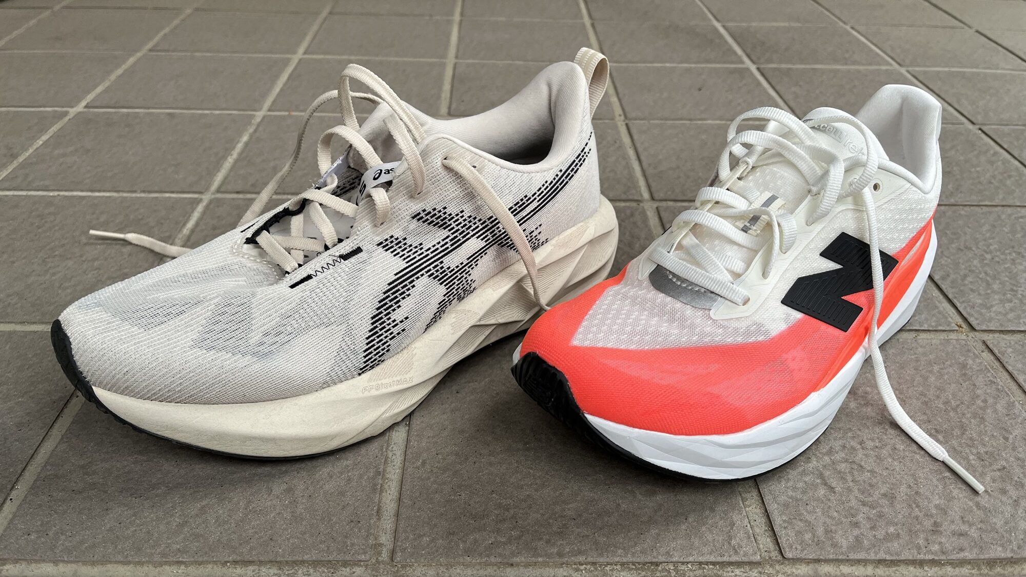 ノヴァブラスト5vs FuelCell Rebel v5 徹底比較レビュー正面から見た写真