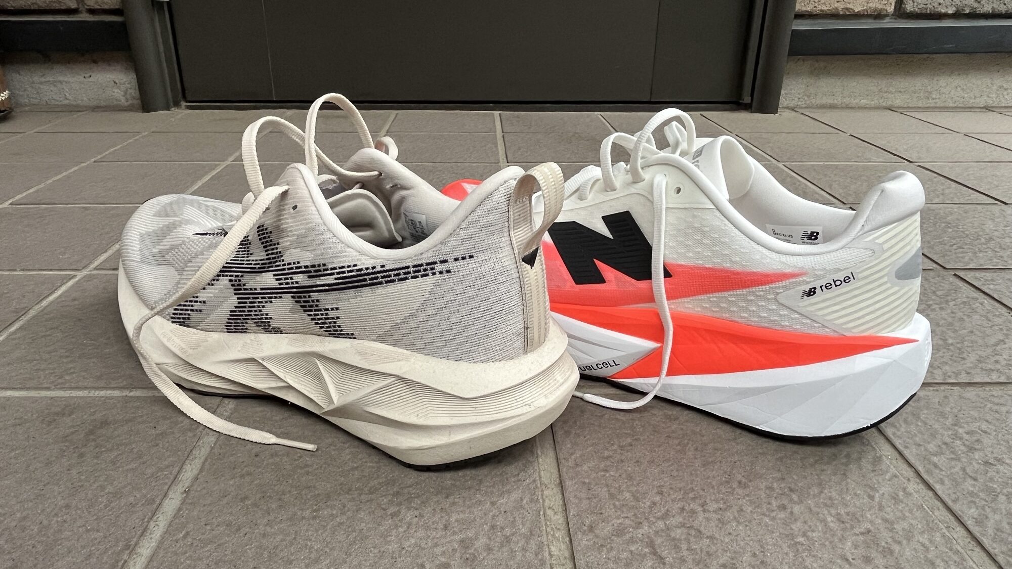 ノヴァブラスト5vs FuelCell Rebel v5 徹底比較レビューかかとから見た写真