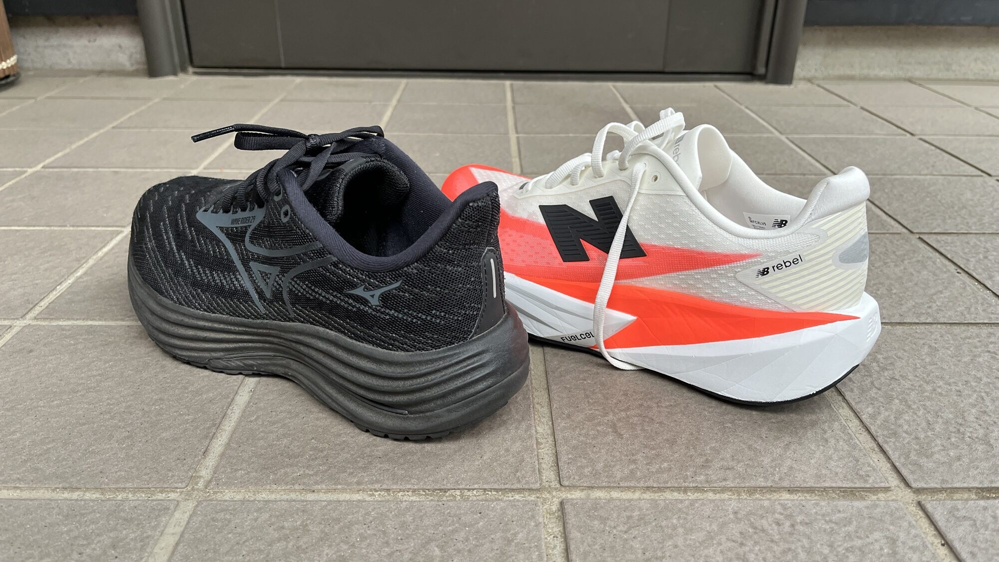 ミズノ ウェーブライダー29 vs New Balance FuelCell Rebel v5 徹底比較レビューかかとから見た写真