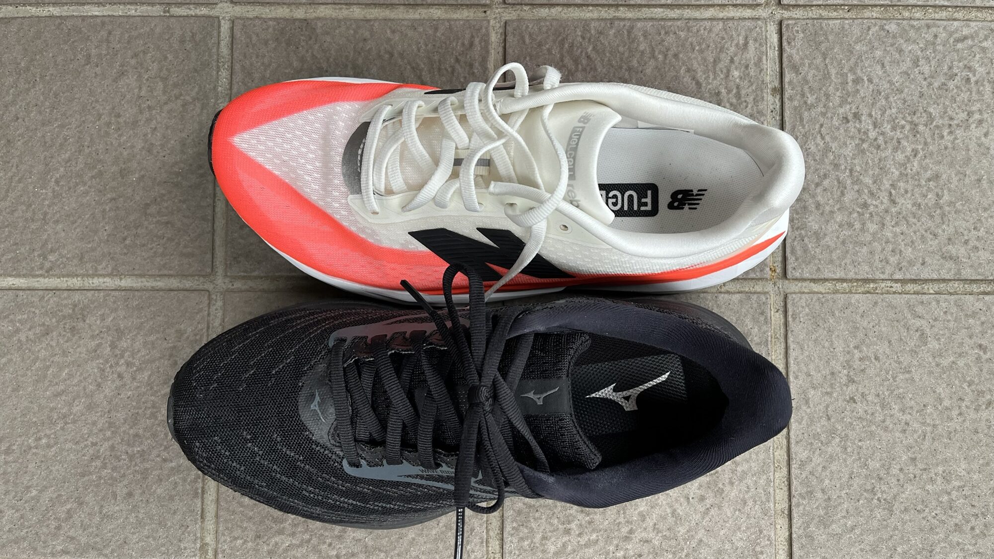 ミズノ ウェーブライダー29 vs New Balance FuelCell Rebel v5 徹底比較レビュー上から見た写真