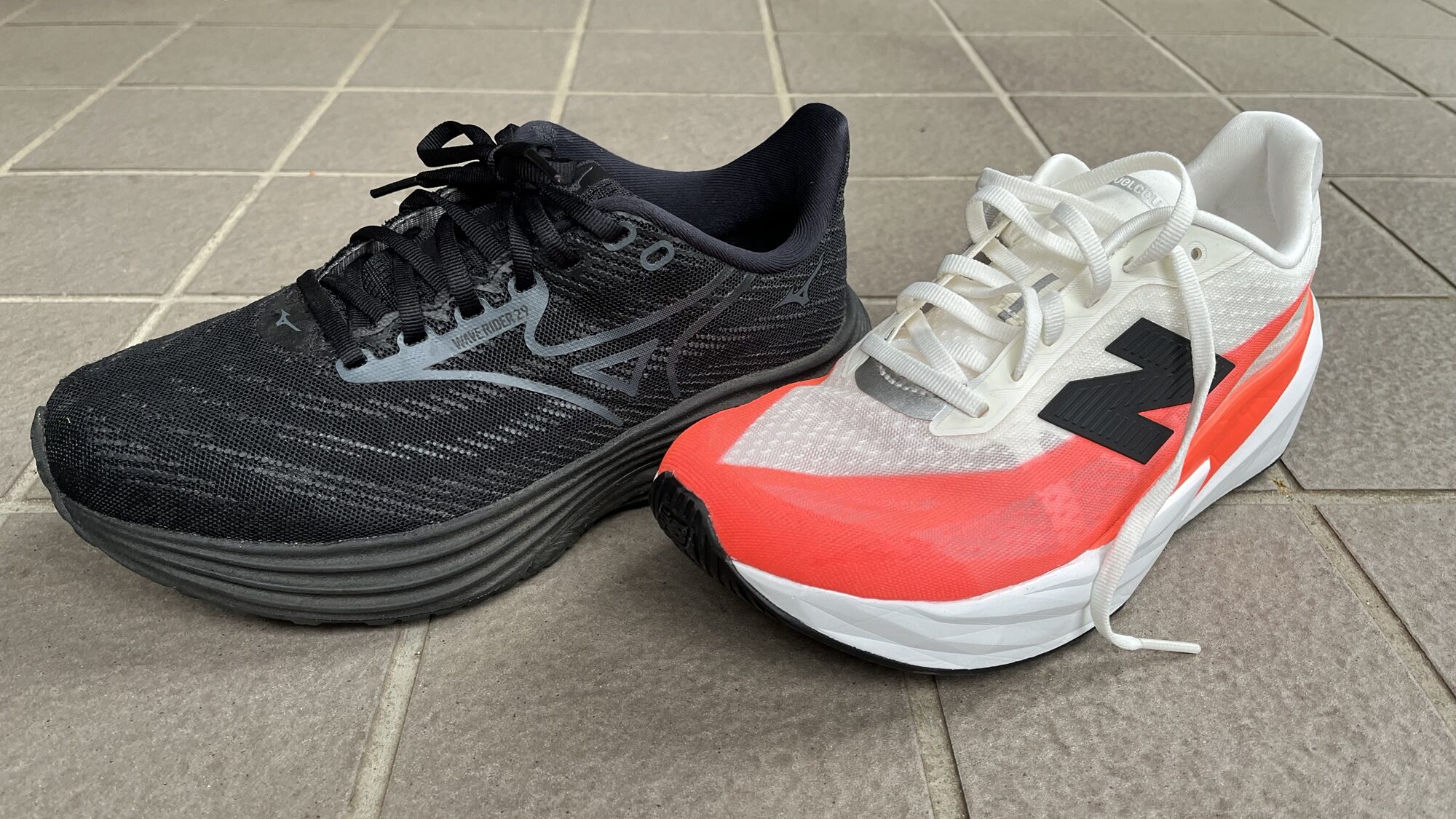 ミズノ ウェーブライダー29 vs New Balance FuelCell Rebel v5 徹底比較レビュー正面から見た写真