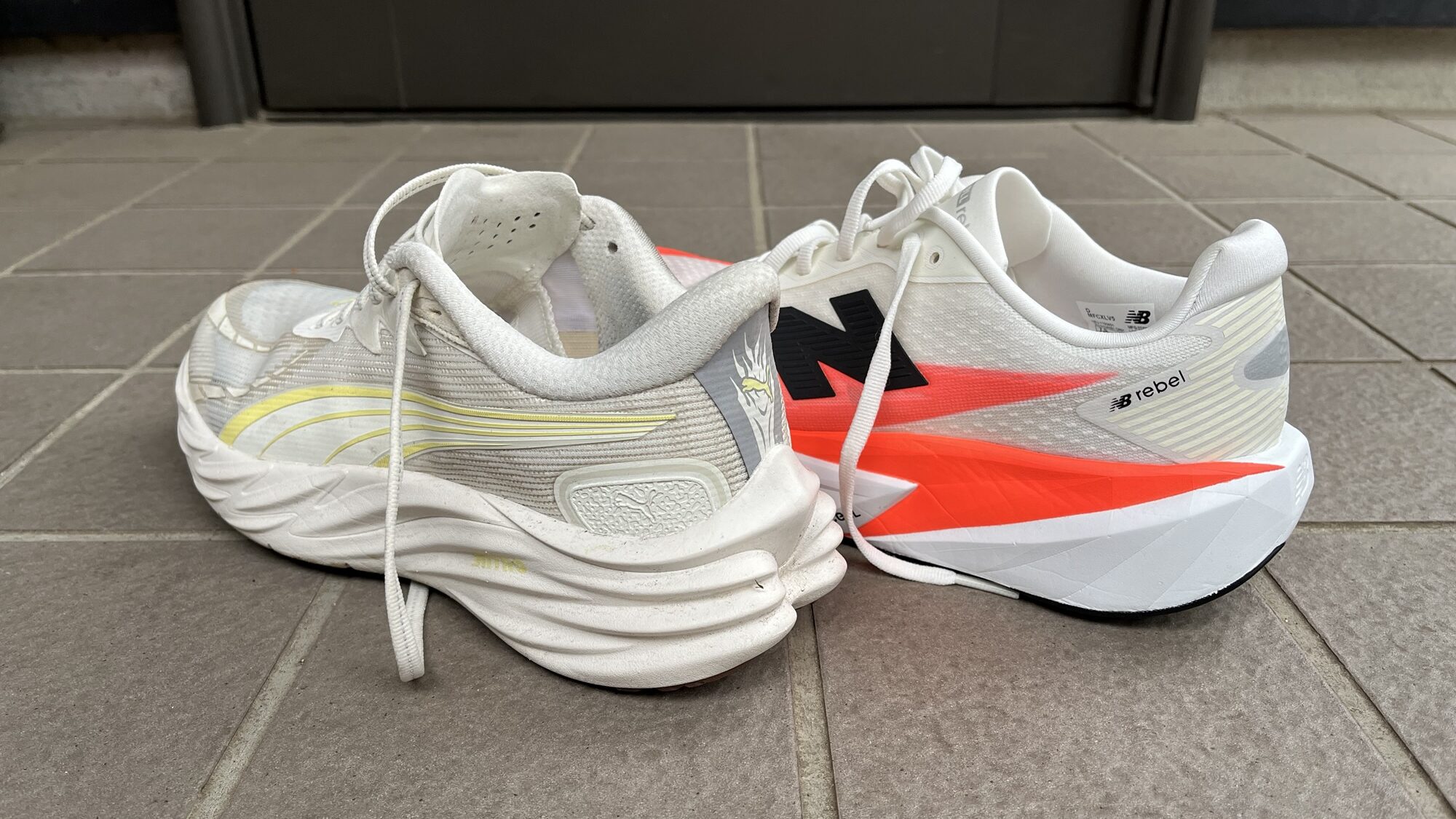 プーマ　ヴェロシティニトロ4 vs New Balance　FuelCell Rebel v5　比較レビュー　外観写真かかとから