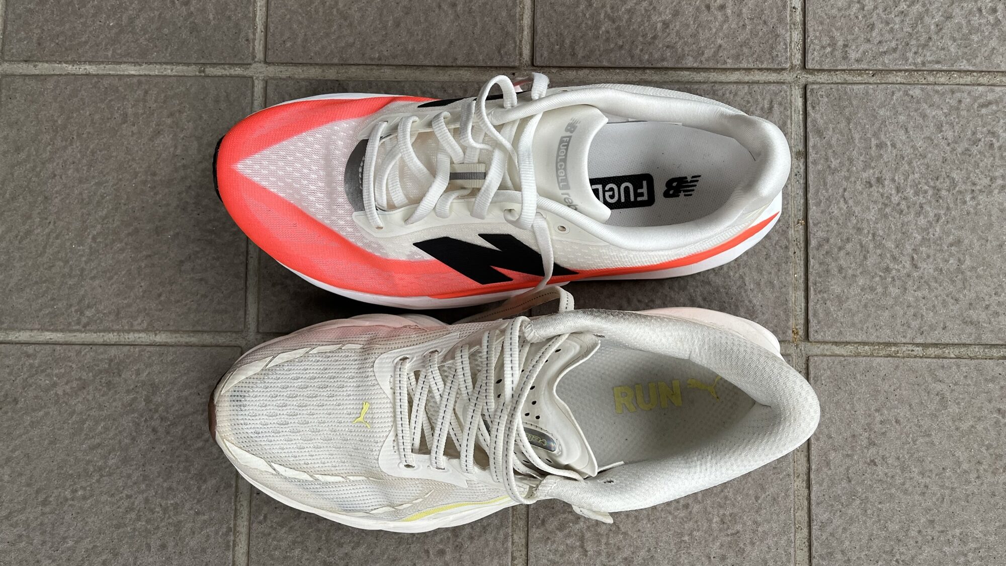 プーマ　ヴェロシティニトロ4 vs New Balance　FuelCell Rebel v5　比較レビュー　外観写真上から