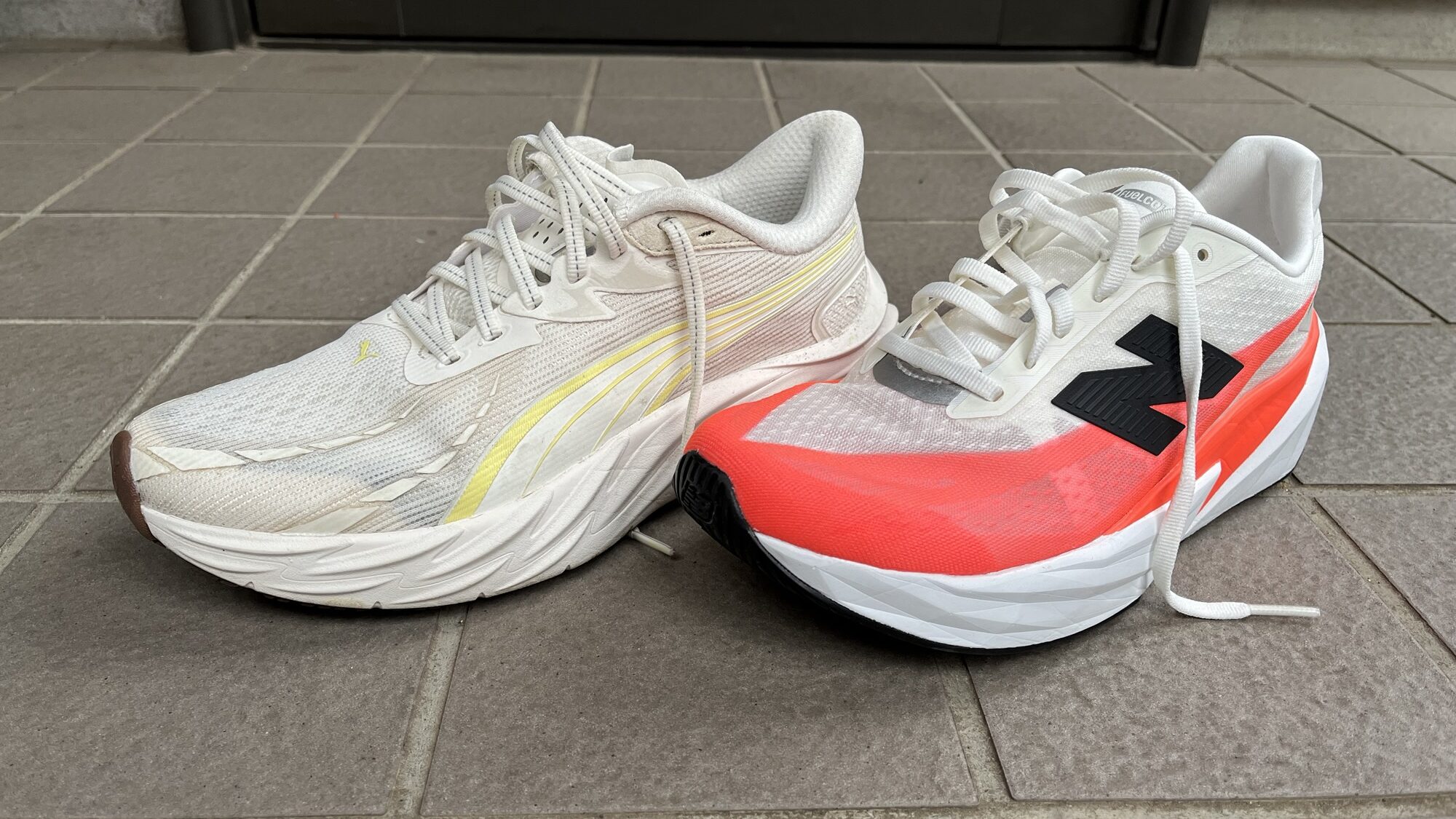 プーマ　ヴェロシティニトロ4 vs New Balance　FuelCell Rebel v5　比較レビュー　外観写真正面から