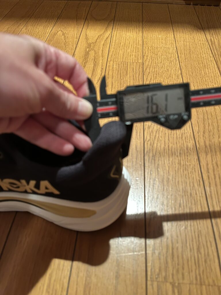 HOKAクリフトン10の履き口周りヒールクッションのレビュー写真