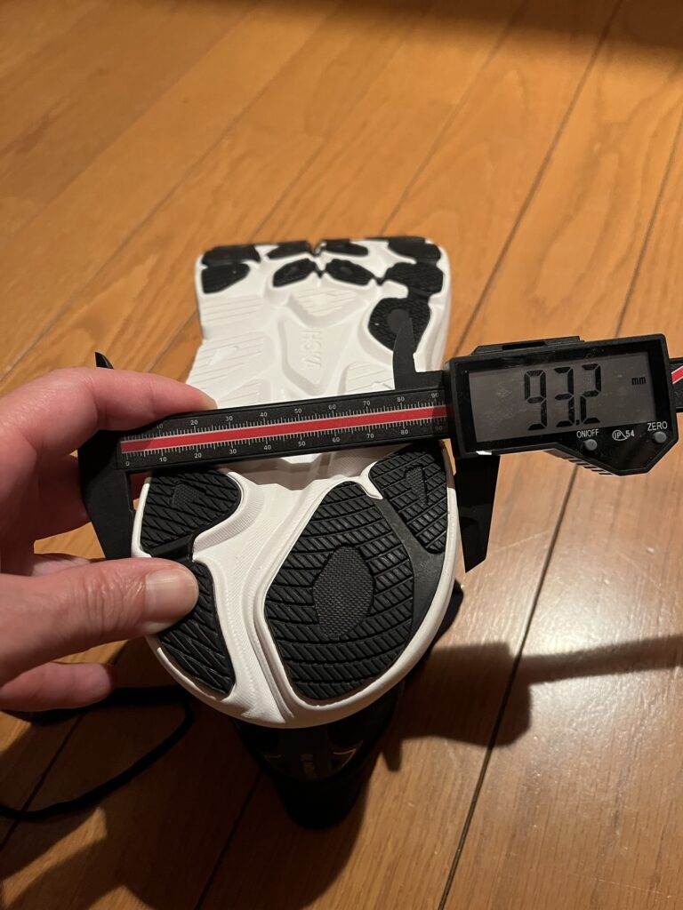 HOKAクリフトン10のかかと部の幅レビュー写真