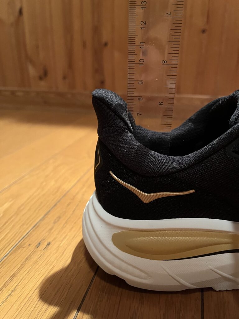 HOKAクリフトン10の履き口周りかかとの高さのレビュー写真
