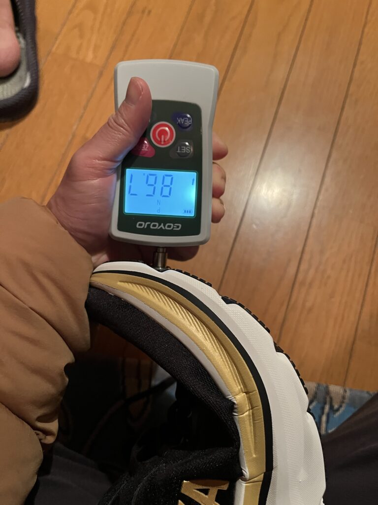 HOKAクリフトン10の屈曲性レビュー写真