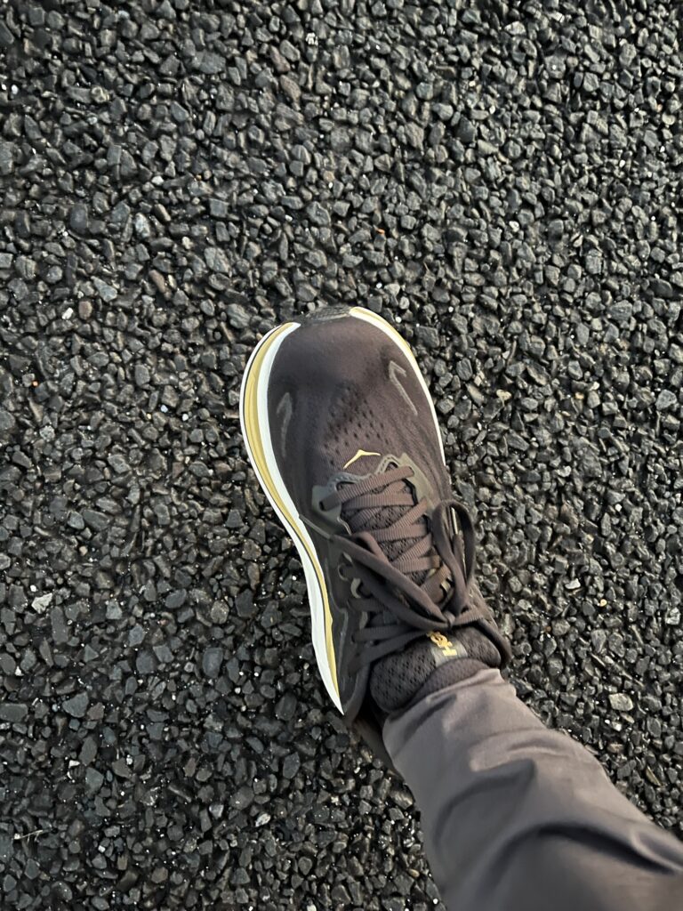 HOKAクリフトン10濡れた路面でもグリップ力がいい