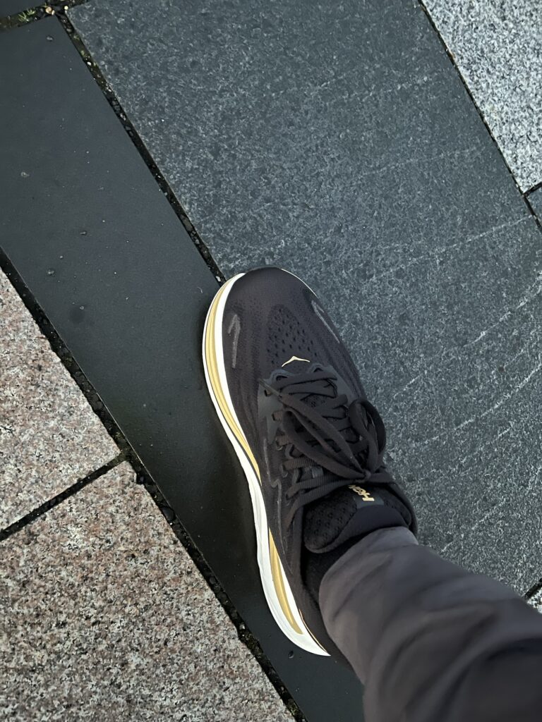 HOKAクリフトン10濡れたつるつるしそうなコンクリートでもグリップ力がいい