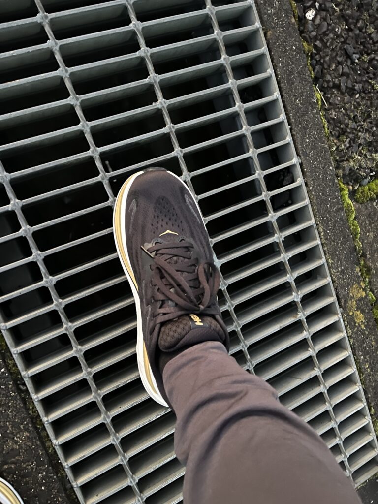 HOKAクリフトン10濡れたグレーチングはさすがに滑る