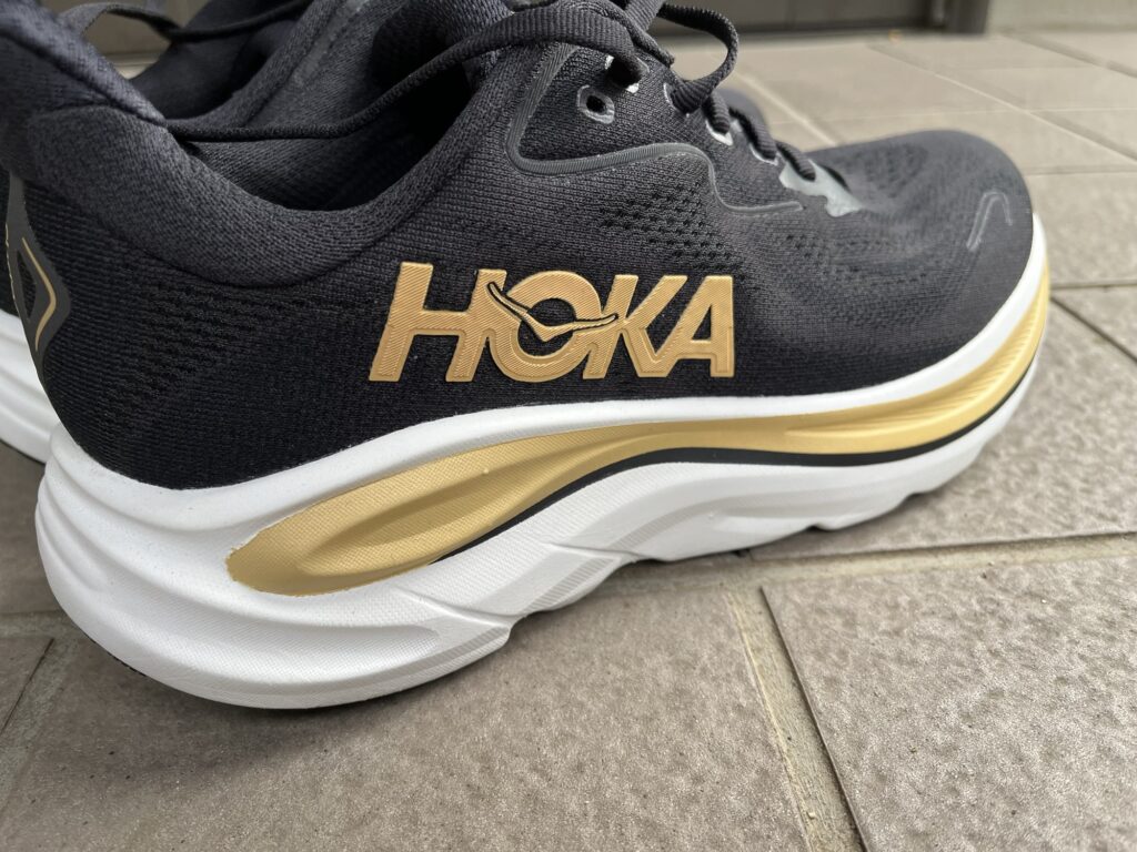HOKAクリフトン10の後ろから見たレビュー写真