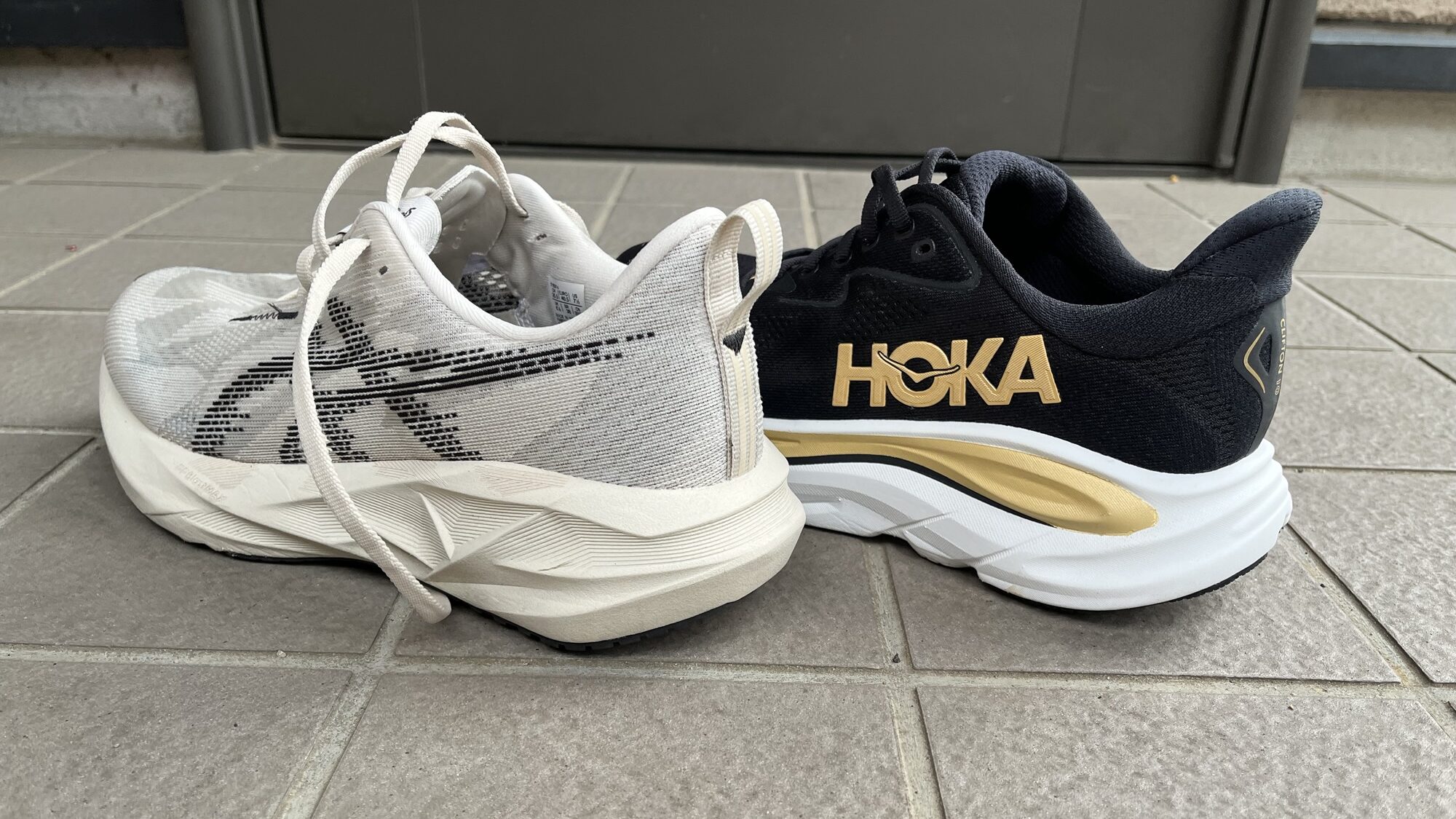 ノヴァブラスト5 vs HOKA クリフトン10　徹底比較レビューかかとから見た写真