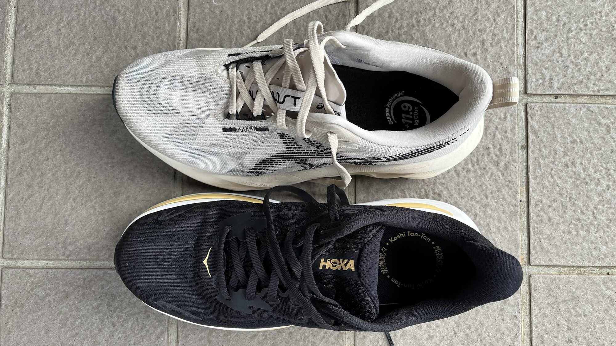 ノヴァブラスト5 vs HOKA クリフトン10　徹底比較レビュー上から見た写真