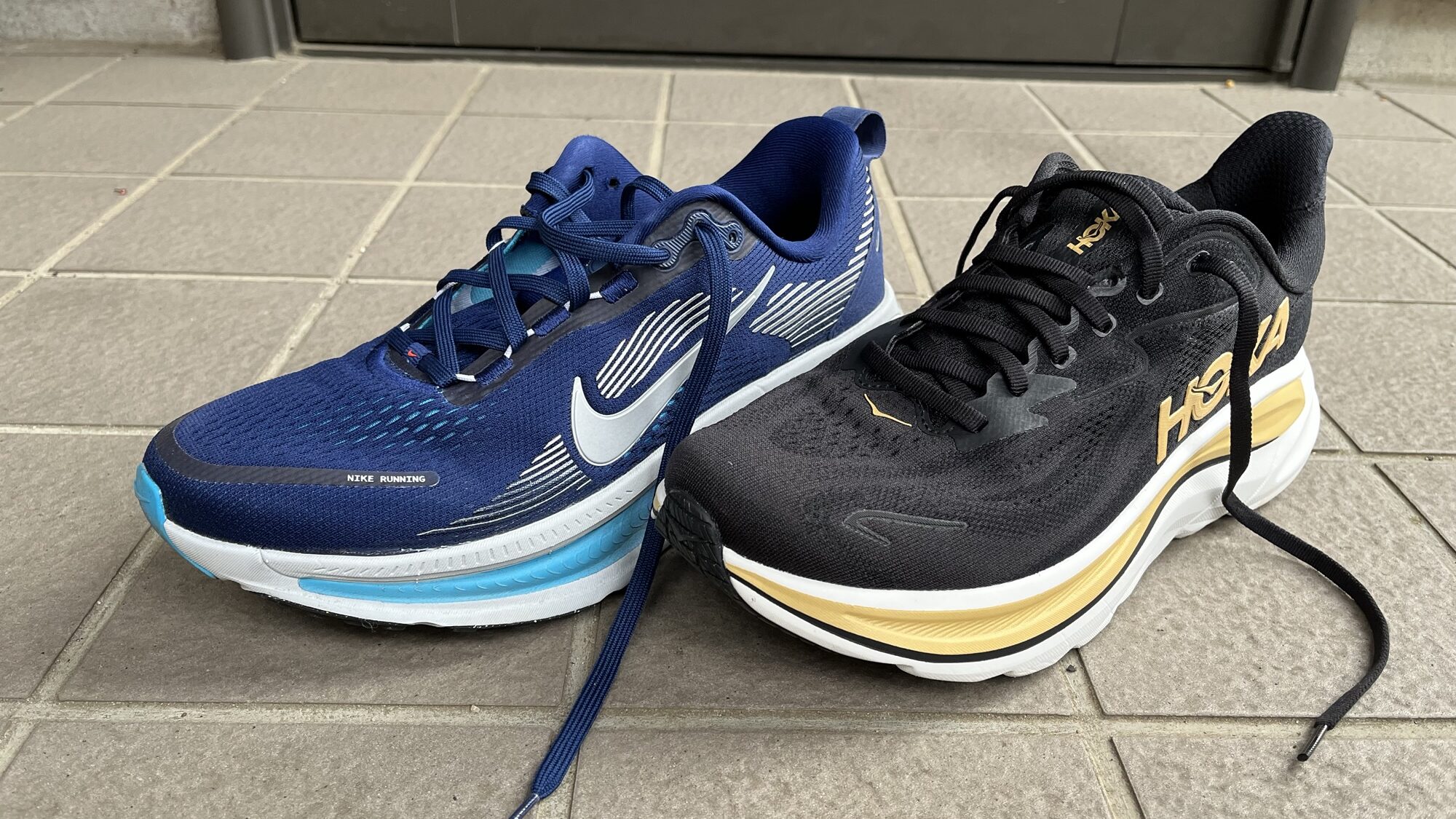 ナイキ　ボメロ18 vs HOKA クリフトン10　徹底比較レビュー　正面から見た写真