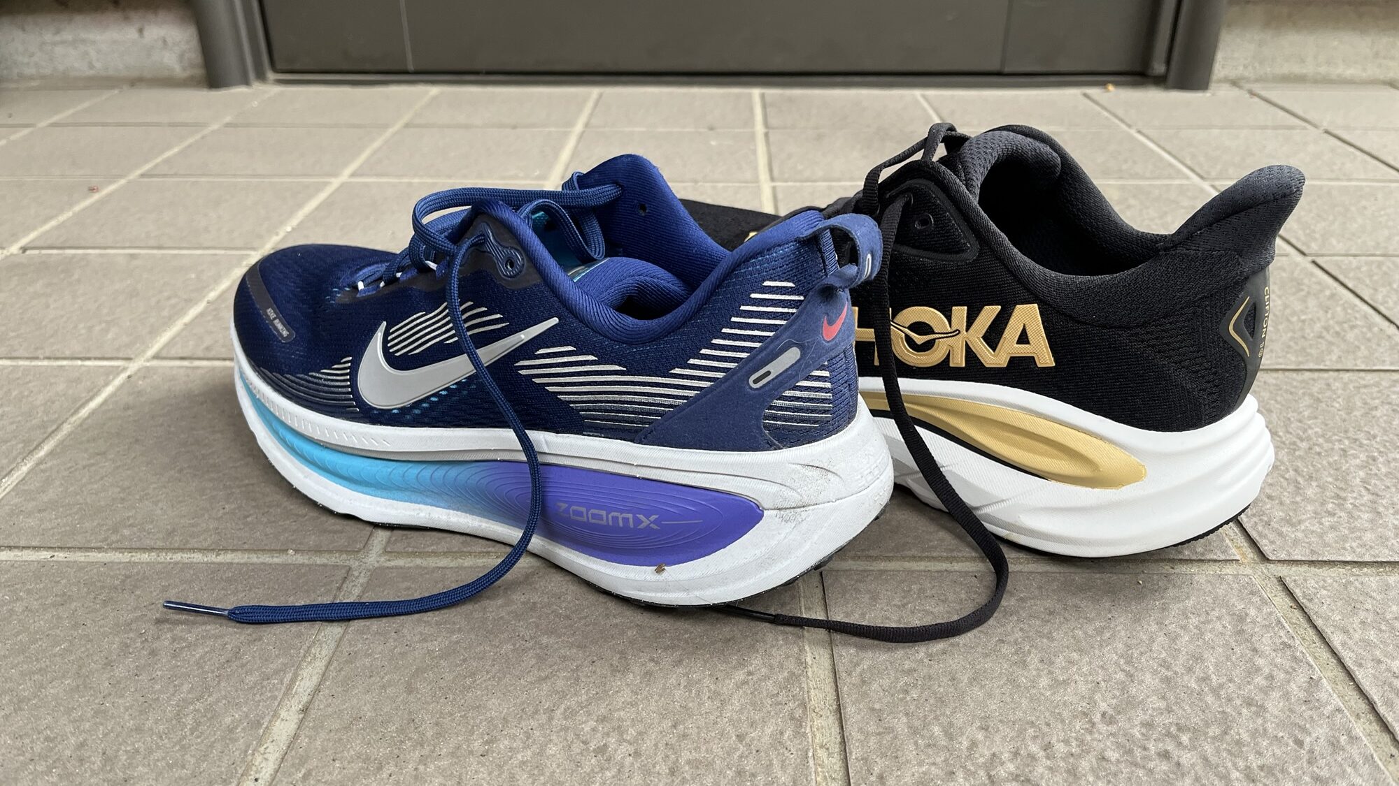 ナイキ　ボメロ18 vs HOKA クリフトン10　徹底比較レビュー　かかとから見た写真