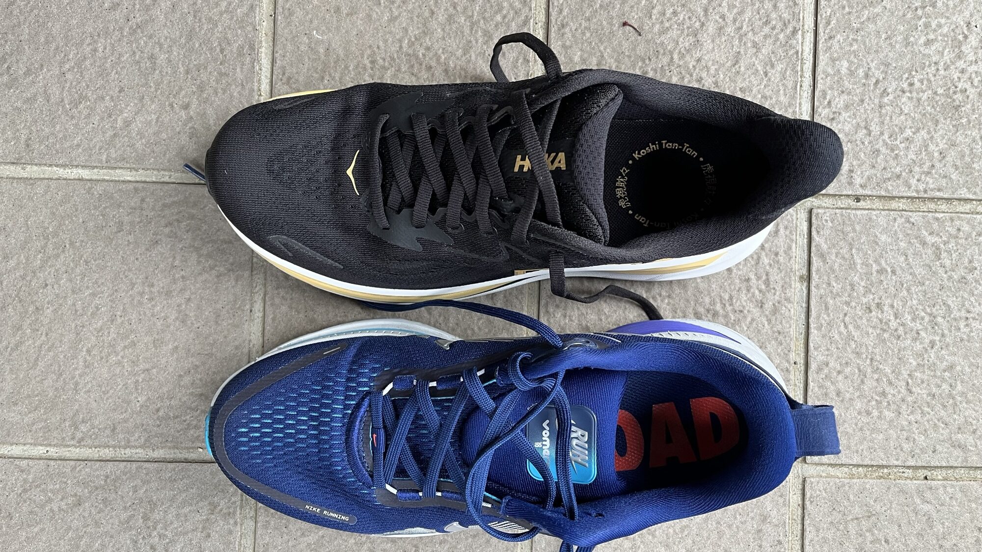 ナイキ　ボメロ18 vs HOKA クリフトン10　徹底比較レビュー　上から見た写真