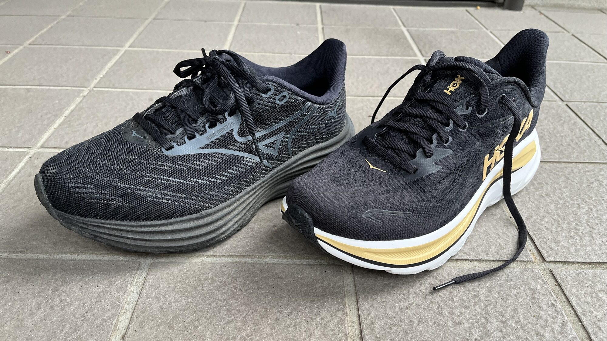 ミズノウェーブライダー29vsHOKA クリフトン10 徹底比較レビュー 正面から見た写真