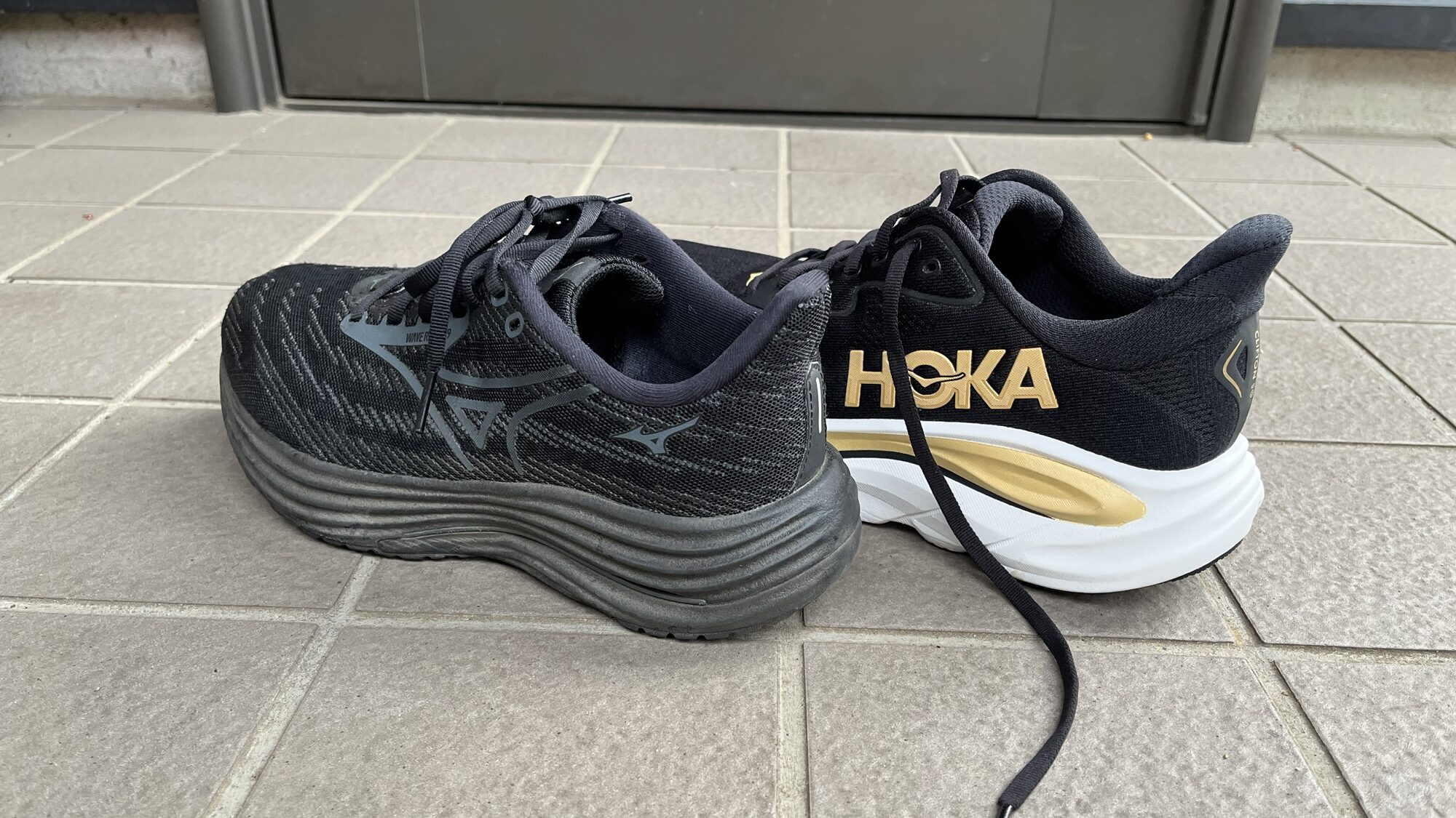 ミズノウェーブライダー29vsHOKA クリフトン10 徹底比較レビュー かかとから見た写真