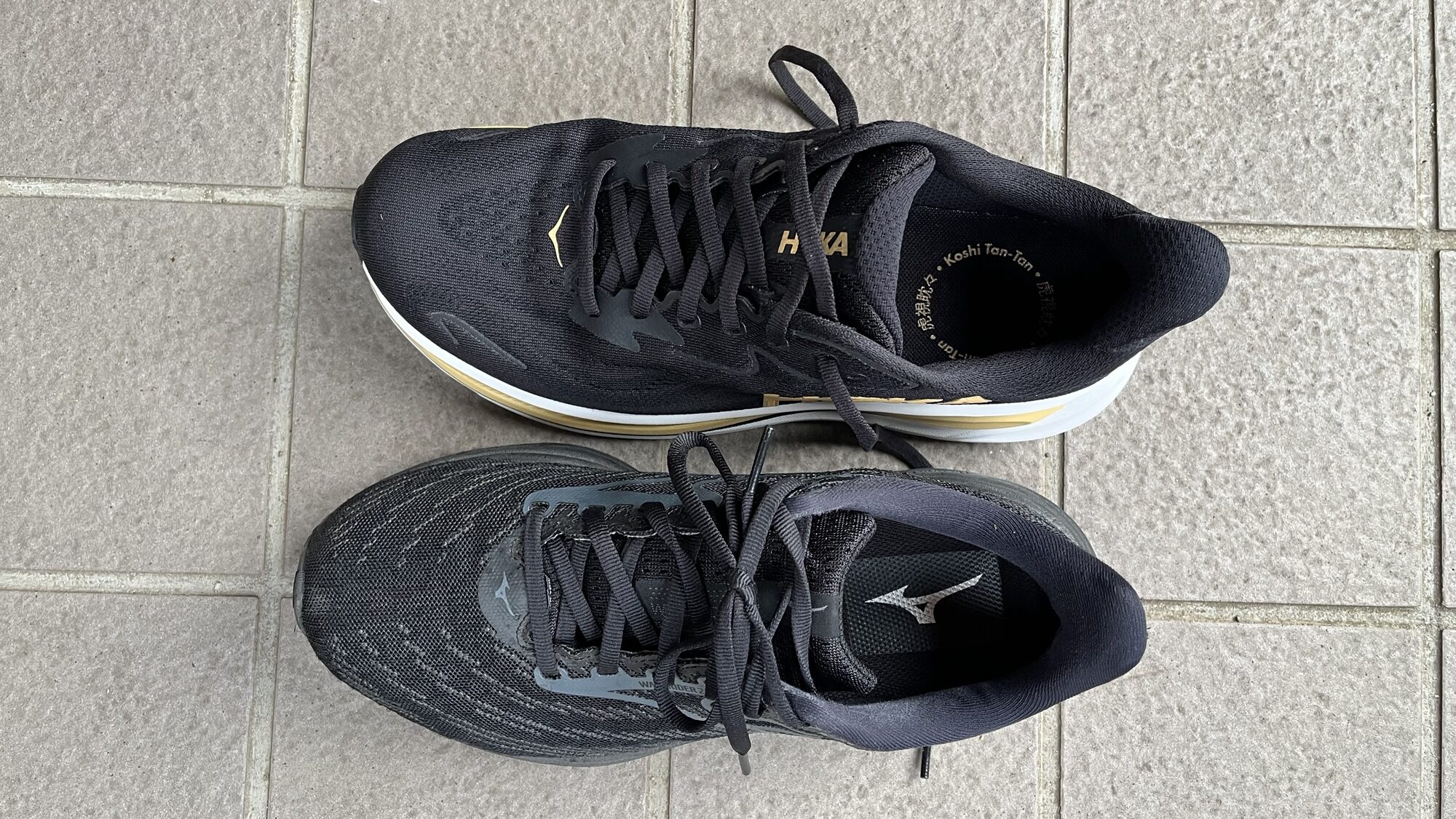 ミズノウェーブライダー29vsHOKA クリフトン10 徹底比較レビュー 上から見た写真