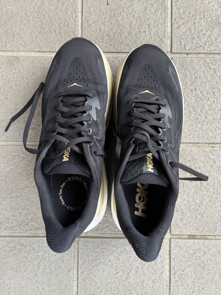 HOKAクリフトン10の履き口をレビューする写真