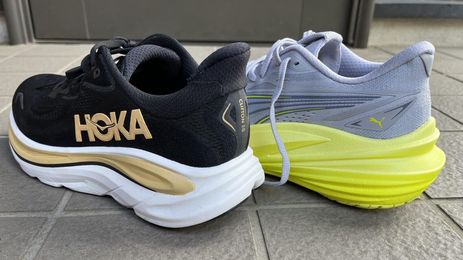 クリフトン10 vs マグマックスニトロ2　徹底比較レビュー　かかとから見た写真