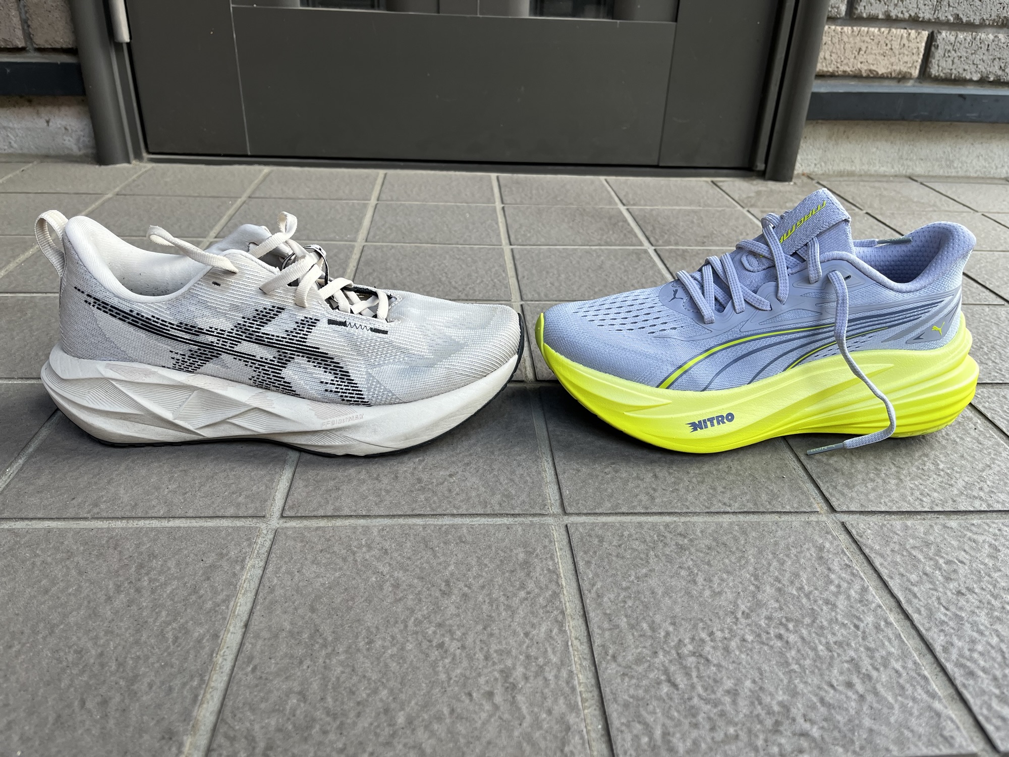 アシックス ノヴァブラスト5 vs PUMA マグマックスニトロ2｜50テーマ別
