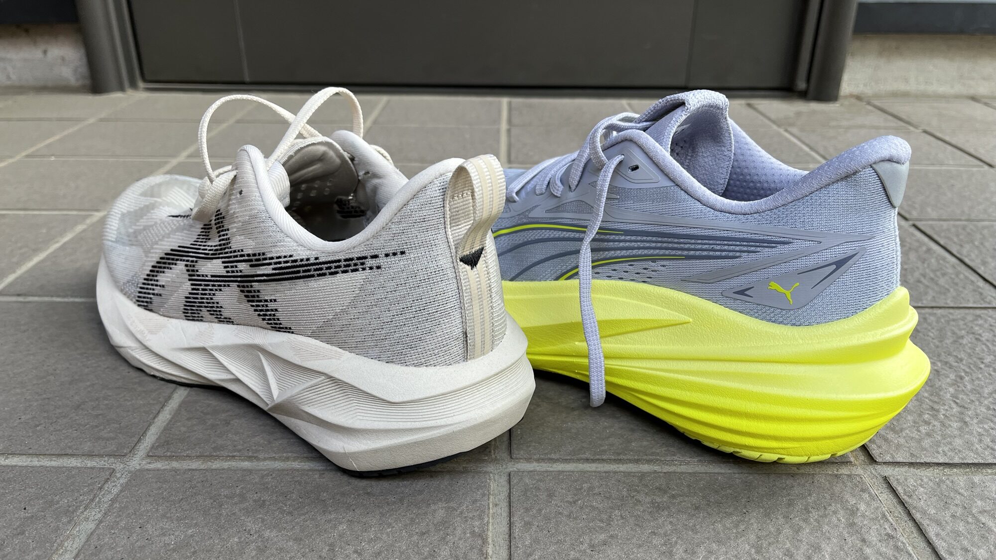 ノヴァブラスト5 vs マグマックスニトロ2　徹底比較レビュー　かかとから見た写真